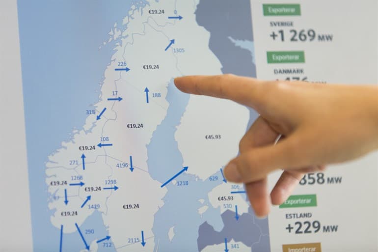 Hand pekar på karta över Sveriges elområden